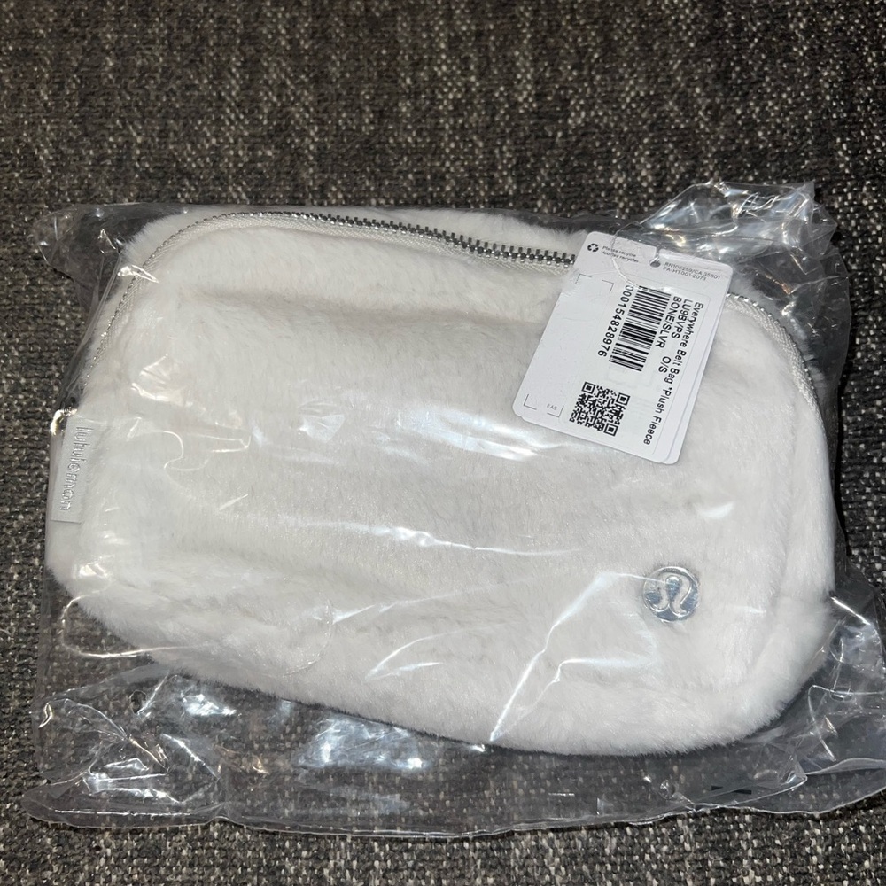 NWT Lululemon Everywhere Belt Bag Plush Fleece -Bone Color - Picture 2 of 11